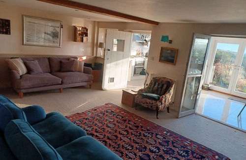 Bridport House | Cosy cottage, stunning sea views, log burner, modern kitchen, 15 mins to beach