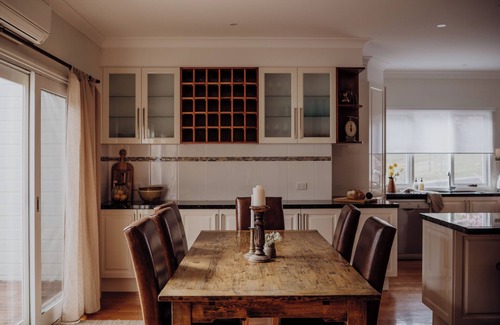 Marysville House | Cosy Country Home, 4 Comfy Beds Sleep 8, Minutes to Town, BBQ/Decking area.