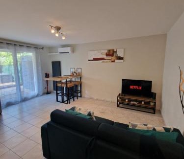 Decines-Charpieu Apartment | Cosy Decines Groupama Stadium-LDLC Arena Climatisé