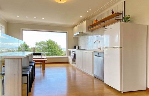 Massey House | Cosy family house in Massey with Good View