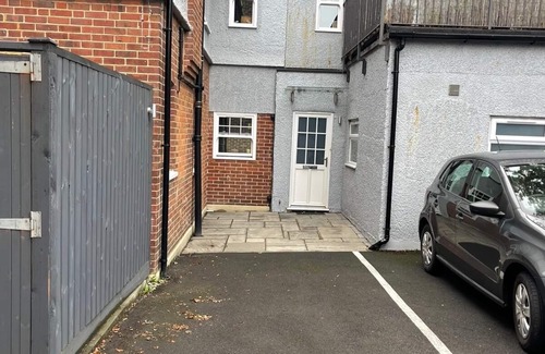 Sutton Apartment | Cosy Flat in Sutton with Parking free
