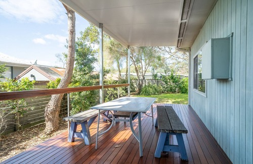 Broulee House | Cosy Getaway with Fireplace and Spacious Backyard