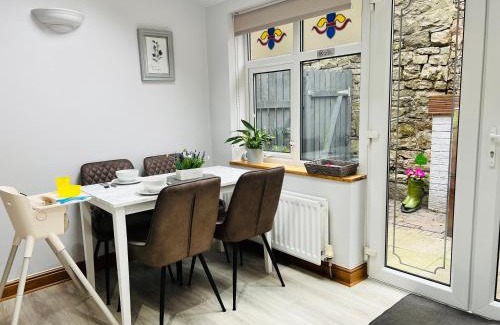 Ashbourne House | Cosy Heather Cottage
