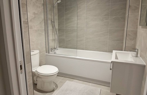 Swindon Apartment | Cosy High Street Retreat