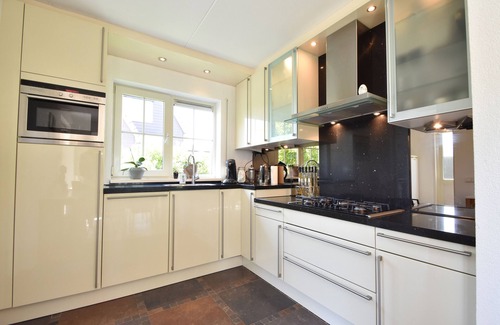 Oude-Tonge House | Cosy holiday home with large garden