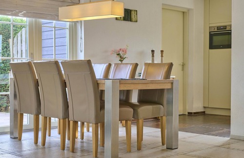 Oude-Tonge House | Cosy holiday home with large garden