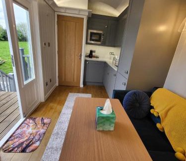 Tenbury Wells House | Cosy Hut Immersed in Nature with Private Hot Tub