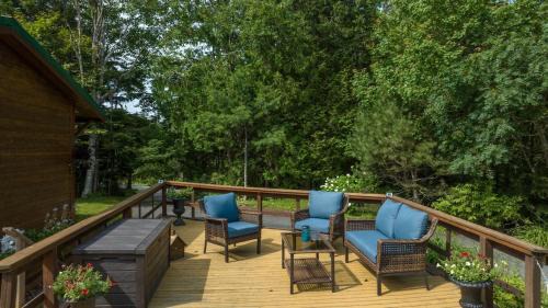 Clifton Royal House | Cosy Lake Paradise 4-Bed Retreat Pet Friendly