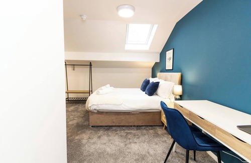 Oldham Bed & Breakfast | Cosy Large Ensuite Room in the Heart of Oldham