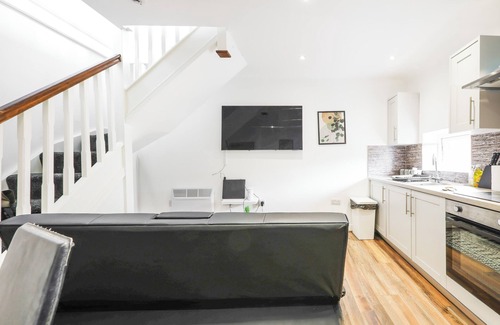 Harehills Apartment | Cosy Large Flat Near Leeds City, Free Parking