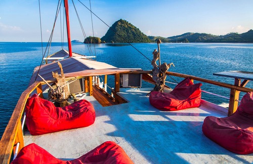 Labuan Bajo Boat Rental | Cosy liveaboard with AC for small groups, Komodo National Park