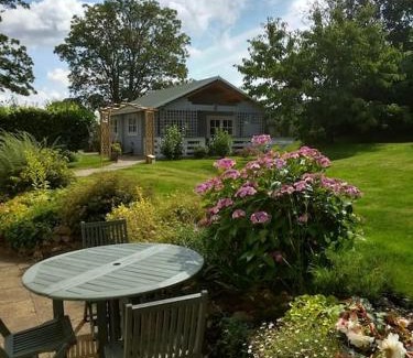 Llanfoist Ski Chalet | Cosy Log Cabin in Llanfoist village