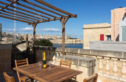 Senglea House | Cosy Maltese Townhouse Roof Terrace and Views