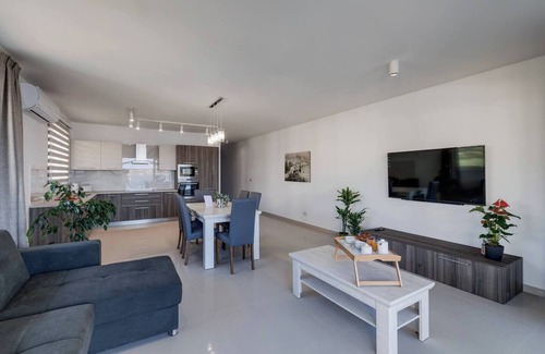 Għadira Apartment | Cosy Mellieħa apartment just steps from the beach 🏖️ with sea views, terrace, 3 bedrooms & 3 bathrooms—perfect for families, friends, or business stays 🌴.