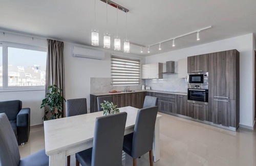 Għadira Apartment | Cosy Mellieħa apartment just steps from the beach 🏖️ with sea views, terrace, 3 bedrooms & 3 bathrooms—perfect for families, friends, or business stays 🌴.