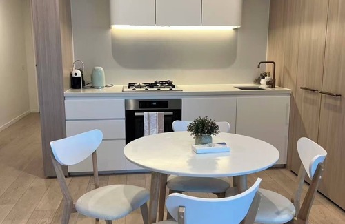 Glen Waverley Apartment | Cosy Modern 2 beds 1 bath apartment @ Skygarden * View * Pool * Free Parking