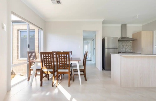 Coolbellup House | Cosy Modern Home close to Fremantle
