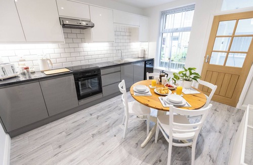 Mytholm House | Cosy & Modern Home by Hebden Canal, Sleeps 6