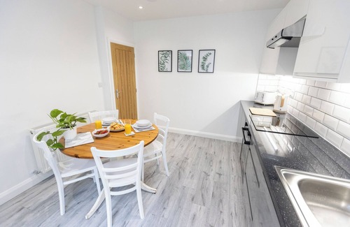 Mytholm House | Cosy & Modern Home by Hebden Canal, Sleeps 6