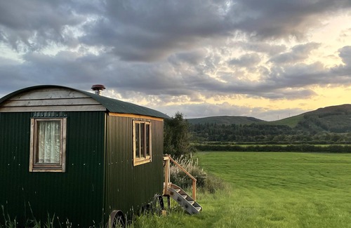 Saint John's Town of Dalry Ski Chalet | Cosy off grid shepherds hut in village location