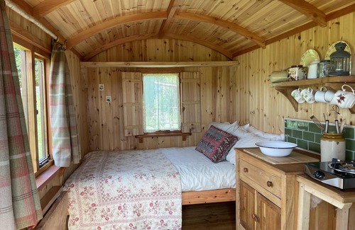 Saint John's Town of Dalry Ski Chalet | Cosy off grid shepherds hut in village location