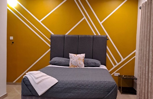 Victoria Falls Cabin | Cosy place, close to the highway on your way into VicFalls.you can't get lost!