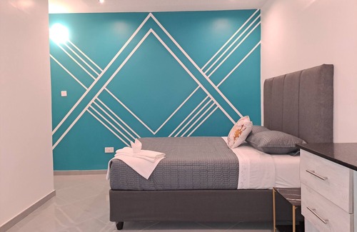 Victoria Falls Cabin | Cosy place, close to the highway on your way into VicFalls.you can't get lost!