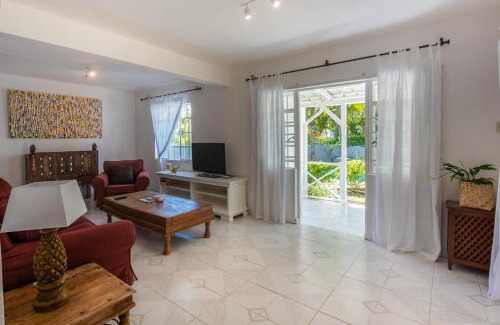 Bain Boeuf House | Cosy private bungalow pool 5 mins to beach