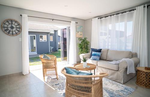 Durban North Apartment | Cosy Private cottages 3 bedroom salt pool DSTV