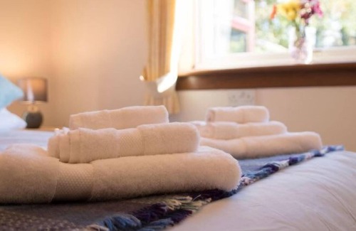 Connel Apartment | Cosy renovated cottage 100m from Loch Etive, stunning views