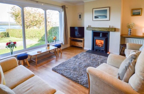 Connel Apartment | Cosy renovated cottage 100m from Loch Etive, stunning views
