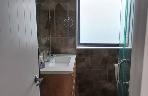 Helensville House | Cosy retreat from busy hassle bussle of city. Come relax at mountain view house.