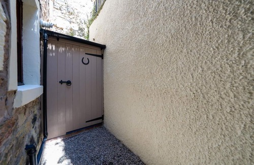 Jedburgh Apartment | Cosy River‑side Flat in Jedburgh, Steps from Canongate Bridge