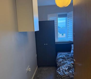 Sittingbourne House | Cosy room near all amenities with free parking and WiFi