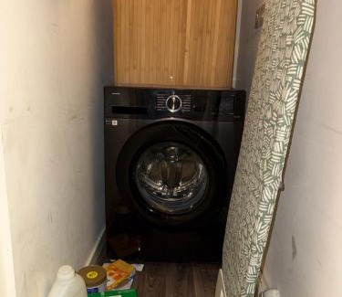 Sittingbourne House | Cosy room near all amenities with free parking and WiFi