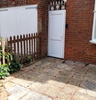 Luton Apartment | Cosy Serene Garden 1 Bedroom Apartment