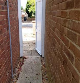 Luton Apartment | Cosy Serene Garden 1 Bedroom Apartment