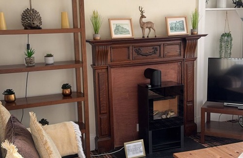 Cummertrees House | Cosy & spacious terraced house. Family & dog friendly