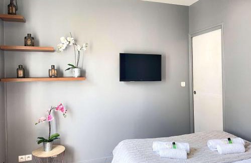 Ternes Apartment | Cosy Studio Near Arc de Triomphe