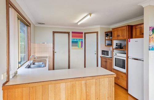 Eagle Bay House | COSY TIMBER HOLIDAY HOME SET IN A BEAUTIFUL NATURAL BUSH SETTING