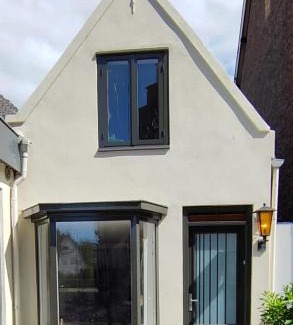 Lisse City Center Apartment | Cosy Tiny House 5 min walk Keukenhof included entrance keukenhof