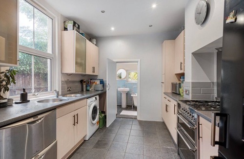 Penge and Cator House | Cosy tranquil 3 bed semi-detach house on quite leafy street