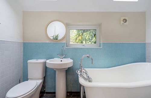 Penge and Cator House | Cosy tranquil 3 bed semi-detach house on quite leafy street