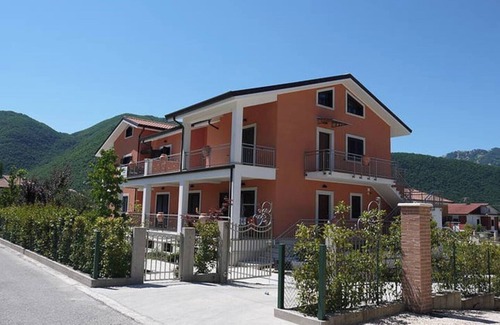 Villa Latina Apartment | Cosy & Tranquil Apartment- sleeps 4-WIFI