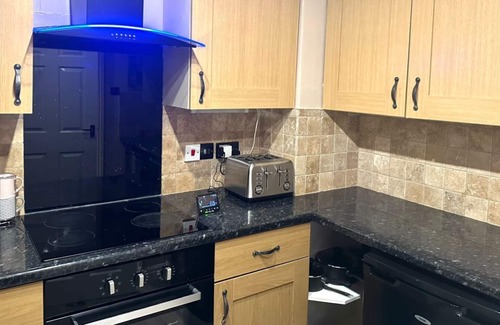 Hull Apartment | Cosy Two- Bedroom Apartment Perfect for family getaways and work stays!
