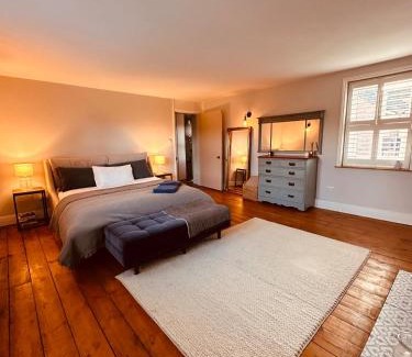 Warminster House | Cosy Winter Hideaway - log burner hot tub & bar!