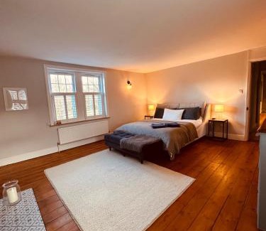 Warminster House | Cosy Winter Hideaway - log burner hot tub & bar!