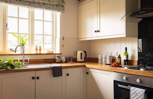 Scarborough Cottage | Cosy Yew Tree Cottage with Scenic Field Views