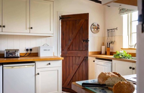 Scarborough Cottage | Cosy Yew Tree Cottage with Scenic Field Views