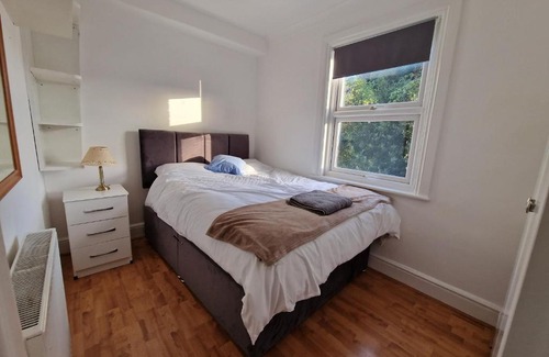 Evesham House | CosyHomeStay Evesham Spacious home W/Free Parking & WiFi